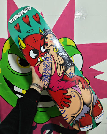 Suburbios Skateboards Mal Portado y Herido